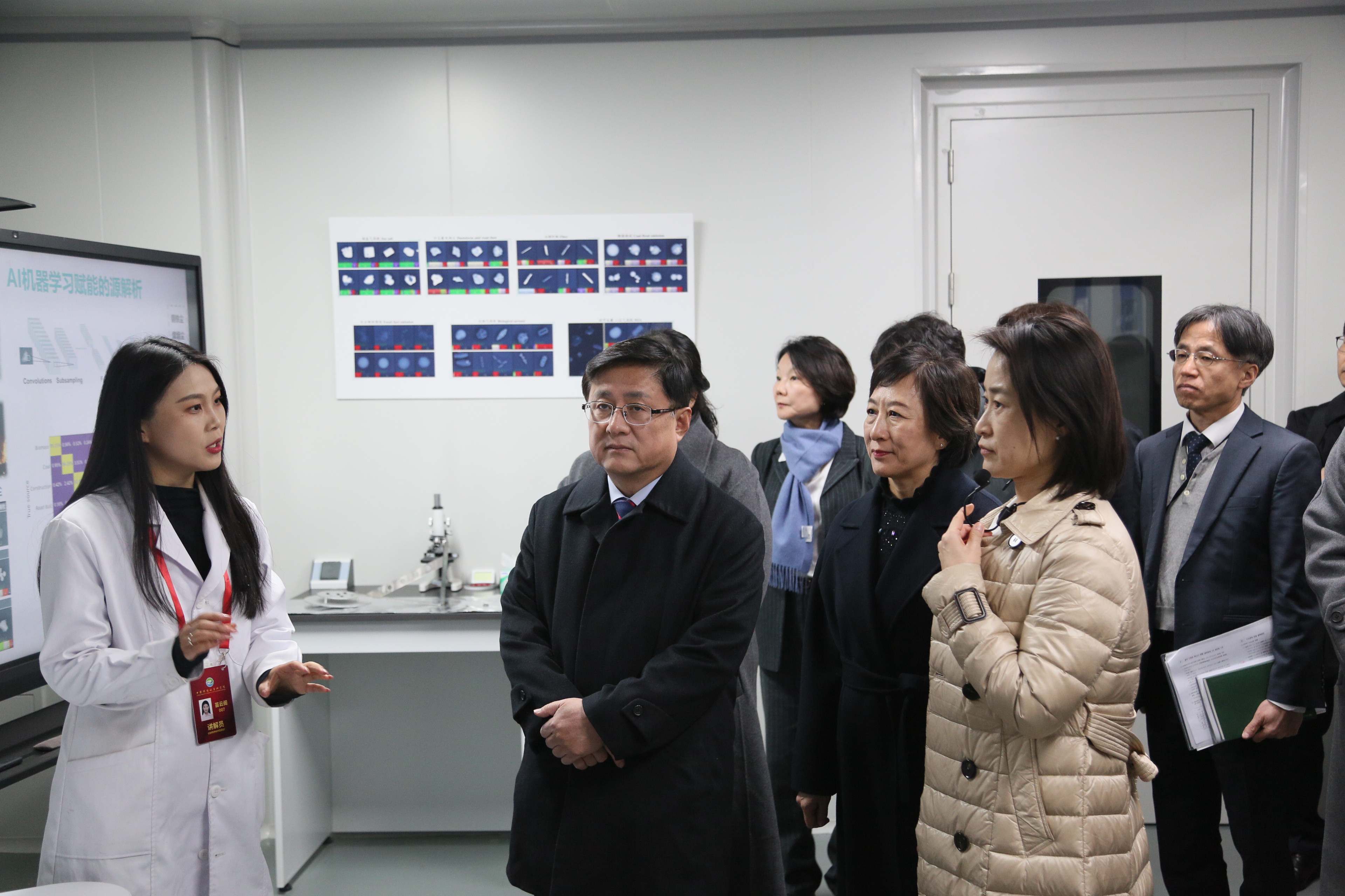 2. 访问中韩联合实验室.JPG